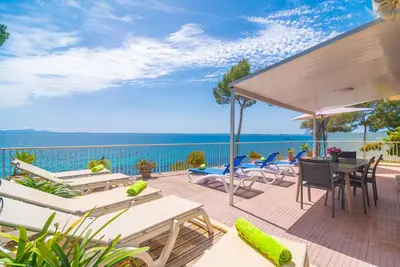 Image de Far D’Alcanada - Beautiful seafront house in Alcanada with free Wi-Fi