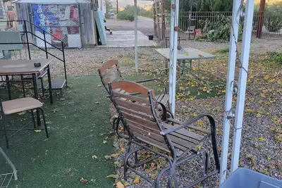 Image de Large shady front lot actoss fromm hotel n restraunt  very nice lot