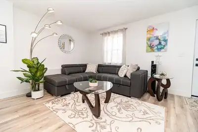 Image de Glamorous new house basement for Business/Vacation travel