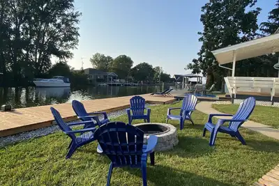 Image de Lake St. Clair Waterfront Cottage | Hot Tub•Games Room•Family Retreat for 8–12