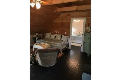 Image de Garage Cottage Apartment with Horse Pasture