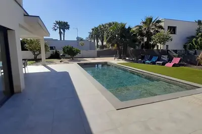 Independent Villa With Pool Near sea