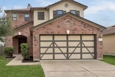 Image de This Contemporary home provides the perfect space for a family.