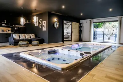 Image de villa, en privatif piscine, Spa, sauna, billard, boulodrome. . .