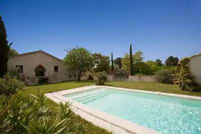 Image de Maison de caractère avec piscine et jardin privatif clos dans domaine