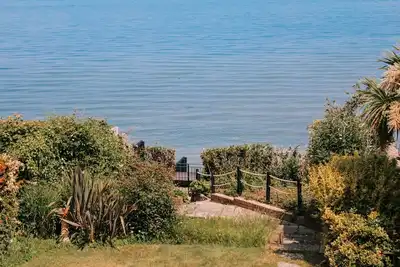 Image de Stylish beach house with water frontage, central location near cycle/walk routes