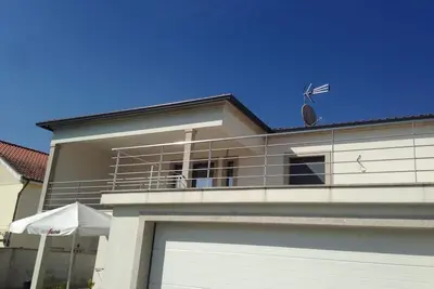 Image de Maison moderne et lumineuse avec vue verdoyante!
