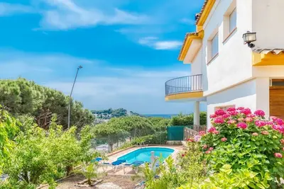 Villas individuelles près de la plage et du centre de Lloret de Mar!
