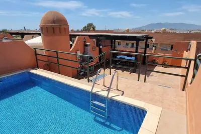 Penthouse à 65m de la plage, avec piscine privée dans un solarium, Wifi