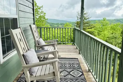 Image de Awesome views - private mountaintop cabin - outdoor fire pit + pet friendly!