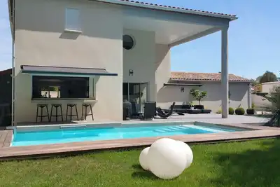 Image de Villa moderne climatisée, piscine privée, jardin Zen, salle de sport