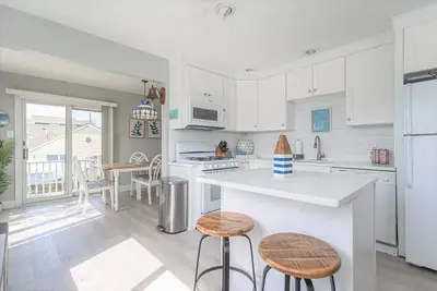 Image de 4 bdrm, 2 bath beach house 1 1/2 blocks from beach!