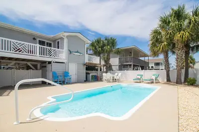 Image de Absolutely Charming Cottage! Backyard oasis with pool/tiki bar! Prime Location!