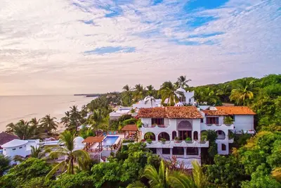 Image de Private Beach- Amazing Surf- Pool -Staff - Gated Home- Suburban & Chef Available