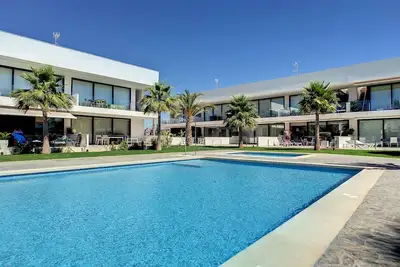 Image de Moderne, grande terrasse, piscine et Bbq