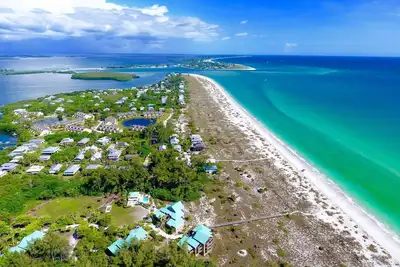 Image de Come Relax in the Sunshine, Sand, and Solitude of this Quiet Island Paradise