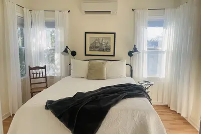 Image de Downtown Cottage Style Home! Vintage vibes and comfortable amenities.