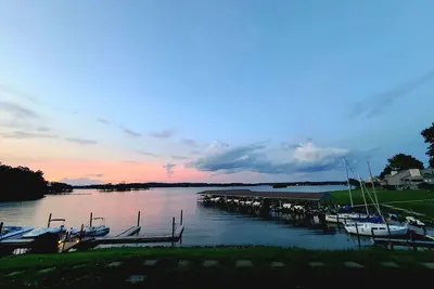 Image de Waterfront Wonder - Steps to the Lake  - Ground Floor!