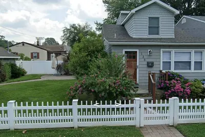 Image de Quaint Seaside Home Minutes from the Beach