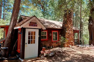 Image de Unique Cabin 1920 Redwood en Pines- Cozy Romantic