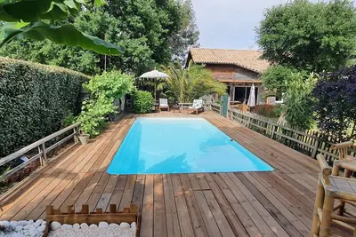 Image de Maison en bois et jardin tropical proche de  l'océan