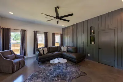 Image de Walk the Line into Murfreesboro's Coolest Stay