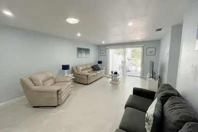 Image de Coastal themed home near beach and airport