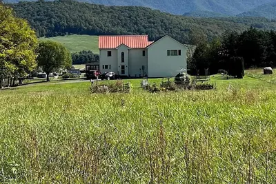 Image de Secluded, Luray Home w/ Panoramic Mountain Views: Fire pit, Hot Tub, Game Room!
