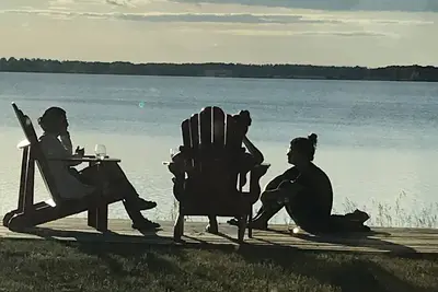 Image de 4 chambres, 2 salles de bains Lakefront chalet près de Sandbanks Beach