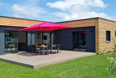 Image de Belle maison neuve en bois, lumineuse avec jardin clos à 5 minutes de la plage