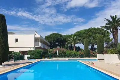 Image de Stunning 1 bed apartment sleeps 4, private garden, swimming pool 200m from beach
