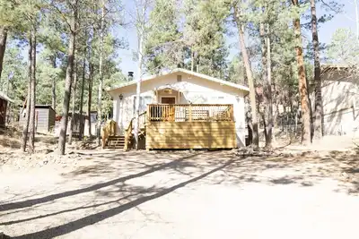 Image de Remodeled cabin w/grill close to midtown and hiking