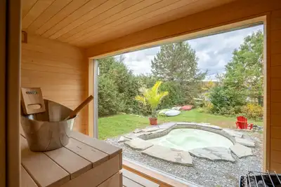Image de Bord de l’eau Estrie avec spa creusé au sel, sauna, table de billard et wifi
