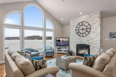 Image de Arrowridge - A Beautiful Waterfront Home for the Whole Family!