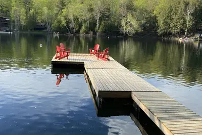 Image de Lakefront cottage with sauna and screened-in porch