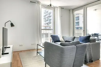 Image de Premium 2 Br w/ Gym & Loggia, near U2 with Donau View, by Blueground