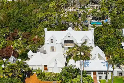 Image de Extraordinary Bermuda retreat w/large cave, panoramic pool and viewing deck.