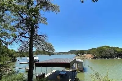 Image de L👀K Waterfront Lake Home … nestled in the beautiful Palo Pinto Hills.