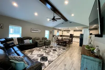 Image de Modern 5-Br Lake Getaway w\/ Covered Boat Parking