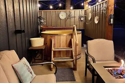 Image de No Cleaning Fee. King Bed. Cedar soaking Hot Tub, 5min walk to Beach