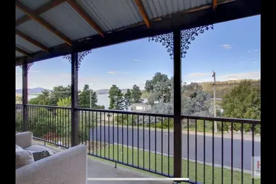 Image de Three Bedroom Lakeview house with drying/bike room