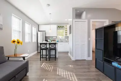 Image de 🌼Modern guesthouse w private patio and ♨️ hot tub