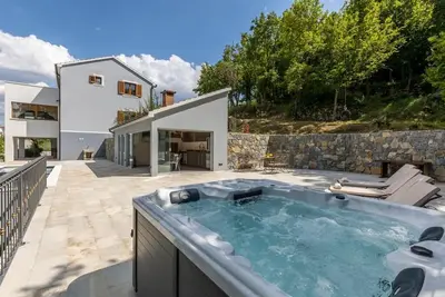 Image de Villa u rusticnom stilu okružena šumom njegovanim vrtom za odmor, grijani bazen