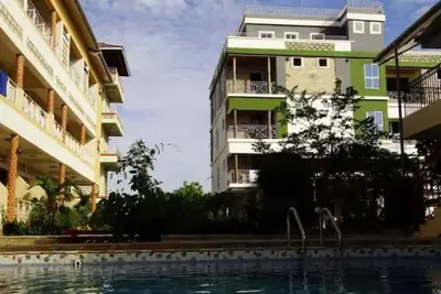 Image de Modern Furnished Studio apartment - walking distance from the beach