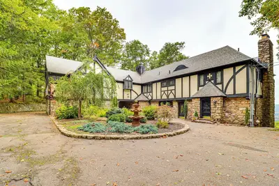 Image de Hot Tub & Mtn Views: Expansive Hazleton Retreat