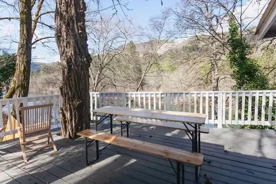 Image de R&R on the Rogue River! This 2 Br cottage in Gold Hill features a private hot tub with stunning scenic views. Enjoy a spacious, private setting perfect for relaxation, adventure, or remote work