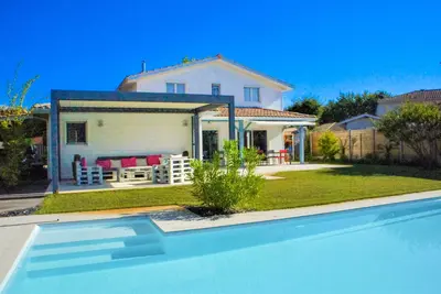 Image de Villa en bois avec climatisation et grande piscine chauffée