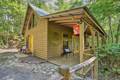 Image de 'Bumblebee Cottage' Murphy Retreat w/ Hot Tub