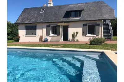 Image de Maison normande avec piscine et jardin arboré