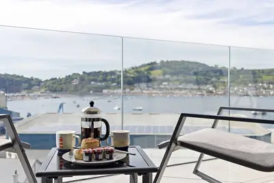 Image de Penthouse living with panoramic Teign estuary views